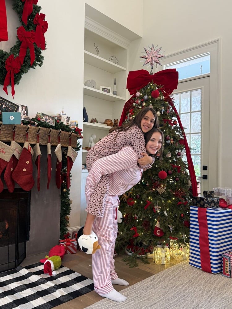 AIFS Teilnehmerin während ihres Aufenthalts als Au Pair in den USA in einem weihnachtlich geschmückten Haus