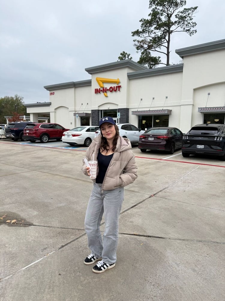 AIFS Teilnehmerin während ihres Aufenthalts als Au Pair in in den USA vor einem Restaurant der Kette In'n'Out.