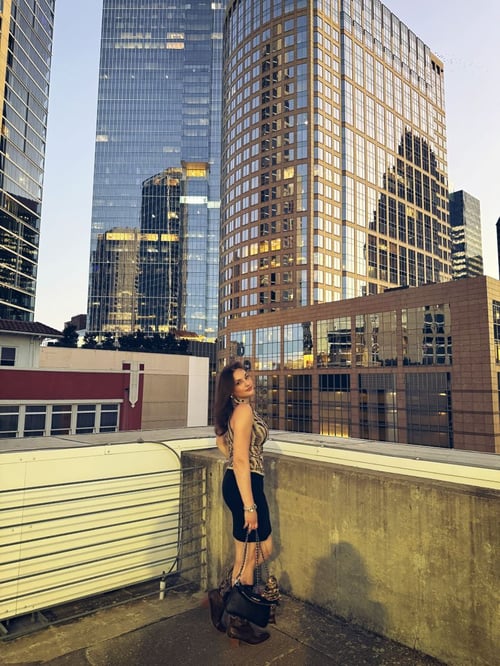 AIFS Teilnehmerin während ihres Aufenthalts als Au Pair in Texas, USA vor der Skyline einer Stadt