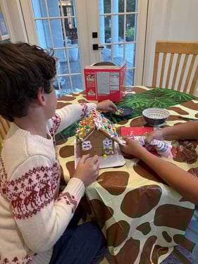 AIFS Teilnehmerin während ihres Aufenthalts als Au Pair in den USA beim Lebkuchenhaus bauen mit ihrem Gastkind