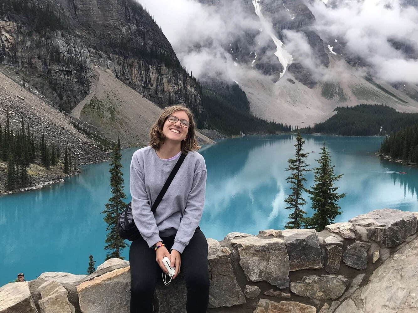 Foto von einer AIFS Teilnehmenden vor einem See und Bergen während des Adventure Trips in Kanada