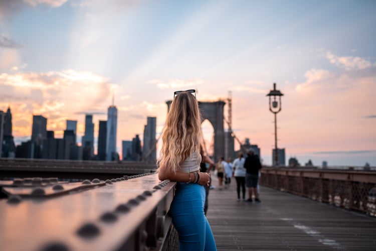 aifs-usa-au-pair-Brooklyn_Bridge-person