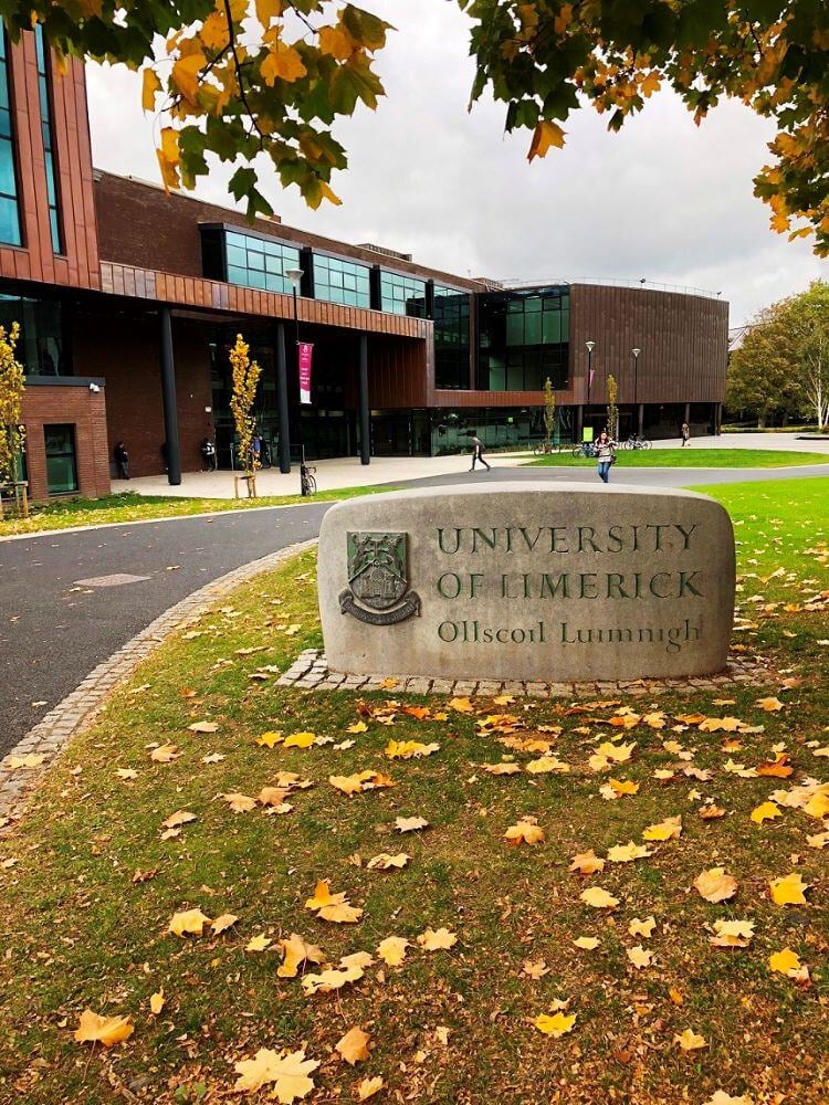 Das Gebäude der University of Limerick mit einem Stein davor der das Wappen und den Namen der Universität trägt
