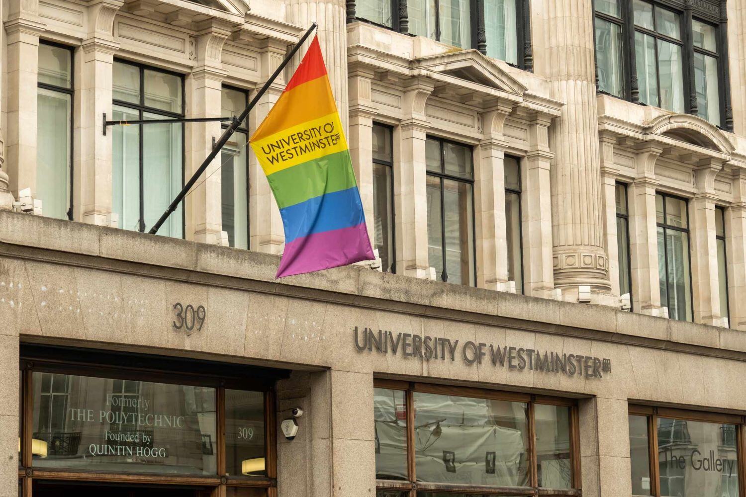 Eine Regenbogenflagge an der University of Westminster beim Auslandssemester in London