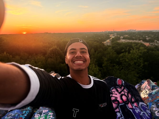 Selfie von einem AIFS male Au Pair im Sonnenuntergang