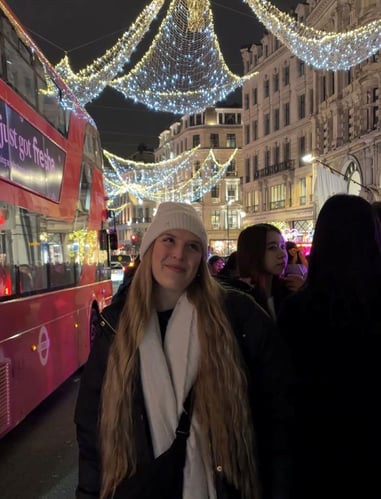 AIFS Teilnehmerin in London vor einem roten Bus