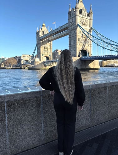 AIFS Teilnehmerin in London vor der Tower Bridge