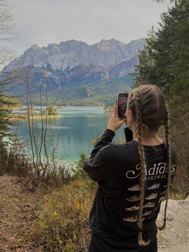 AIFS Teilnehmerin macht ein Foto an einem See