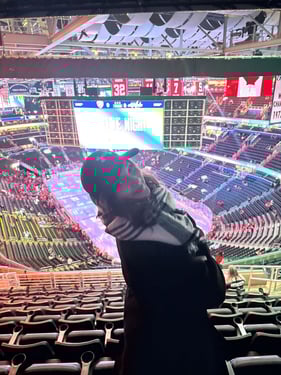 AIFS Teilnehmerin während ihres Aufenthalts als Au Pair in den USA bei einem Eishockeyspiel