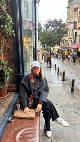 AIFS Study Abroad Teilnehmerin in einem Café