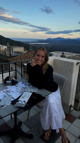 AIFS Study Abroad Teilnehmerin in einem Restaurant