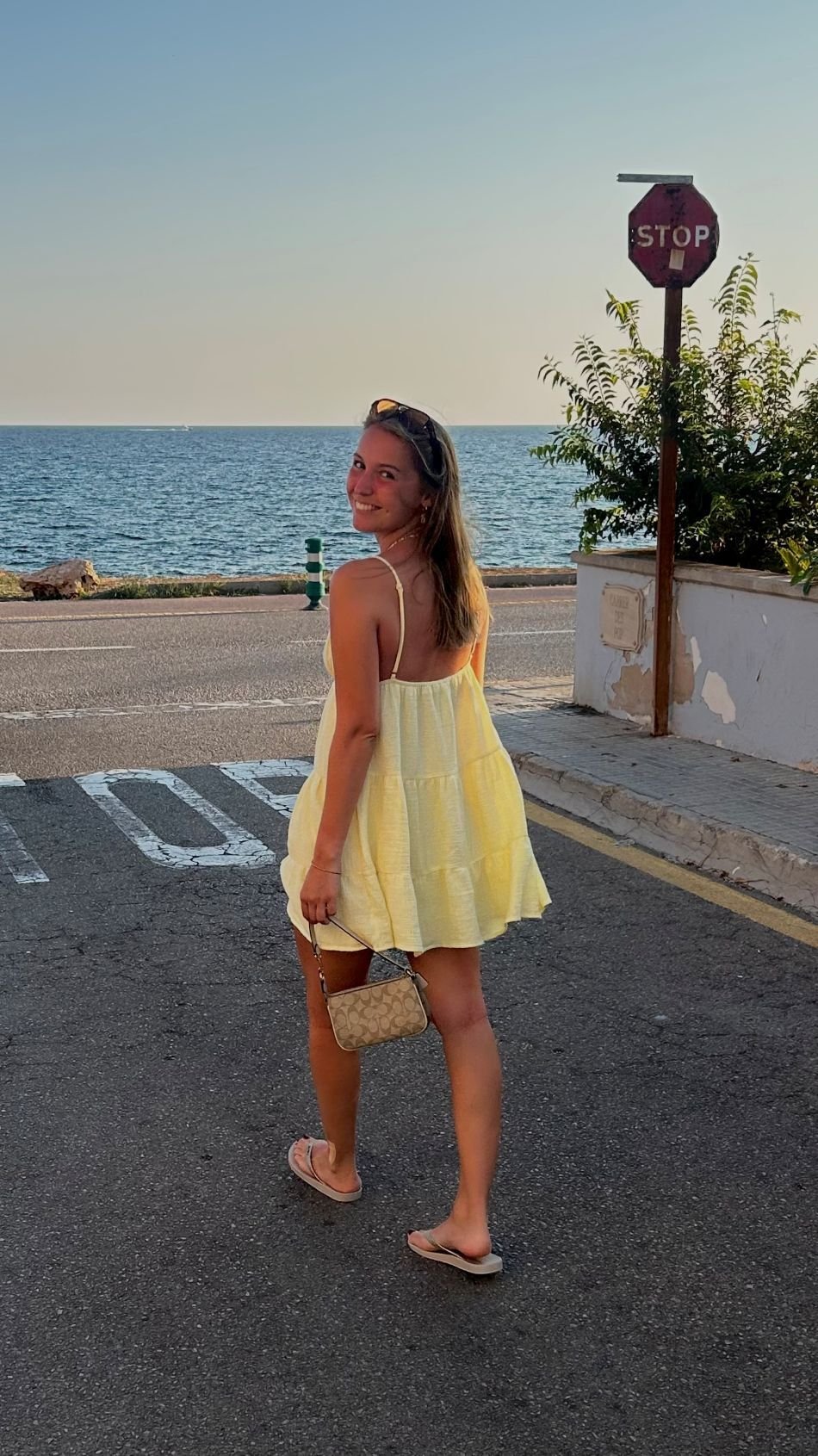 AIFS Study Abroad Teilnehmerin im Urlaub am Meer
