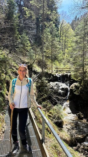 AIFS Study Abroad Teilnehmerin beim Wandern in der Natur
