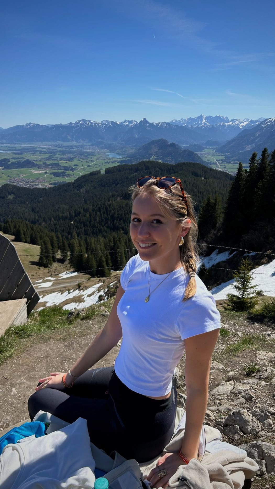 AIFS Study Abroad Teilnehmerin beim Wandern in den Bergen