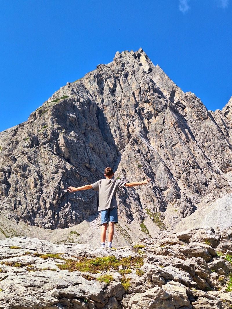 AIFS Teilnehmer beim Wandern in den Bergen