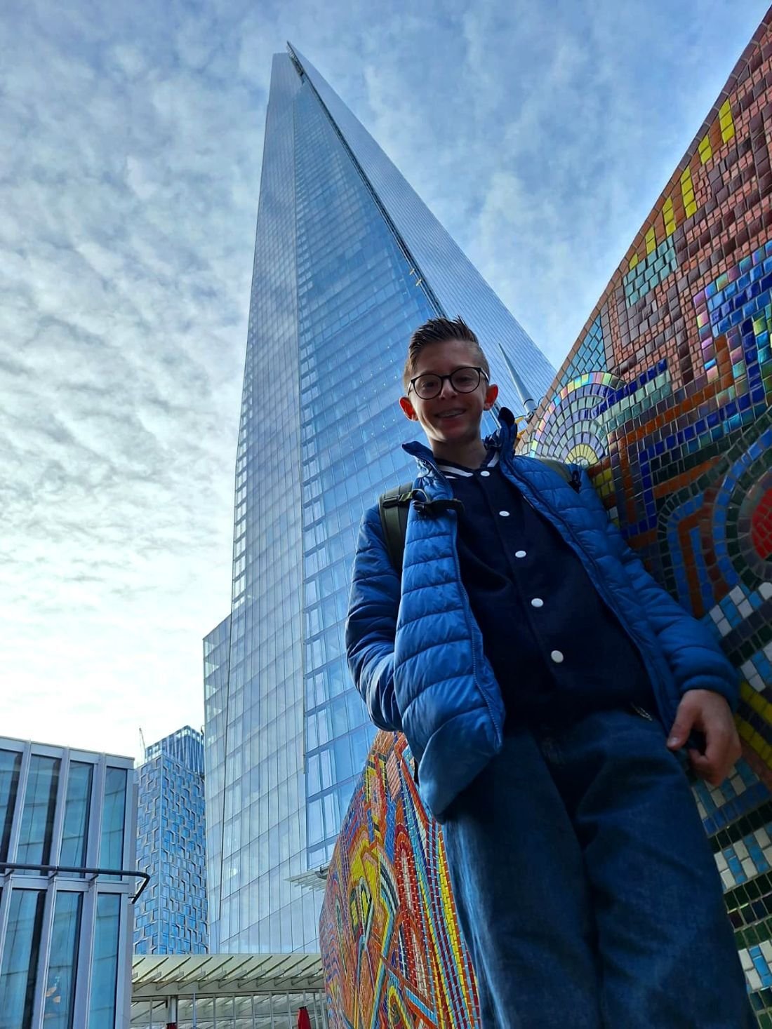 AIFS Teilnehmer vor einem Hochhaus