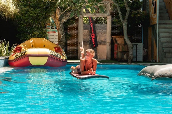 AIFS_Bali_FabianWybiralla_Edited-surfcamps-person-pool