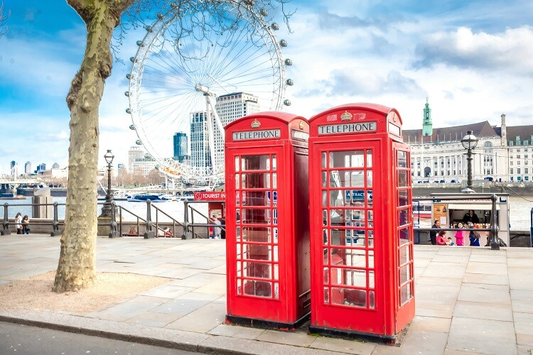 Zwei Telefonzellen vorm London Eye