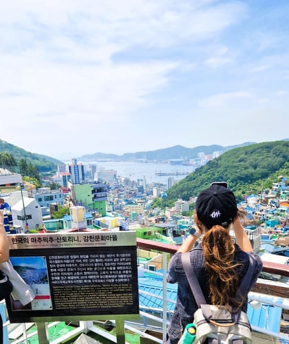 Person in Busan im Gamcheon Village bei der Rundreise durch Südkorea mit AIFS
