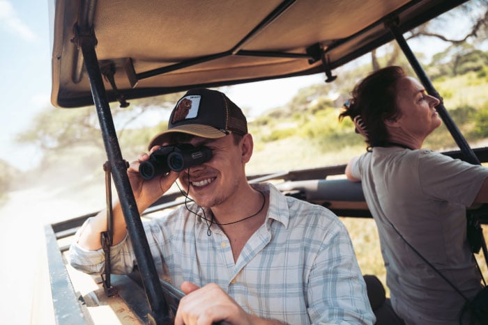 aifs-adventure-trips-tansania-loris-safari-jeep-fernglas