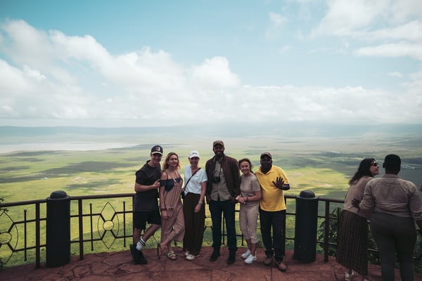 mischalorenz_aifs_tansania-adventure-trips-big-5-safari-personen-gruppe-aussichtspunkt-loris