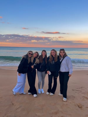 aifs-au-pair-australien-personen-strand-sonnenuntergang-ugc-leonieg