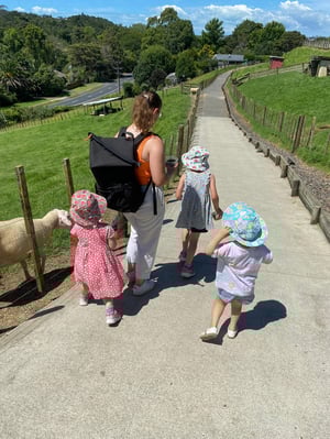AIFS-ugc-au-pair-neuseeland-Schafe-Kinder-Au Pair-Zaun-Wiese-Bäume-lc