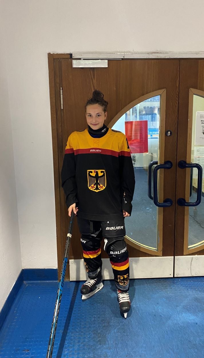 AIFS Storytellerin Lina vor ihrer Ausreise als Au Pair in die USA im Eishockey Trikot