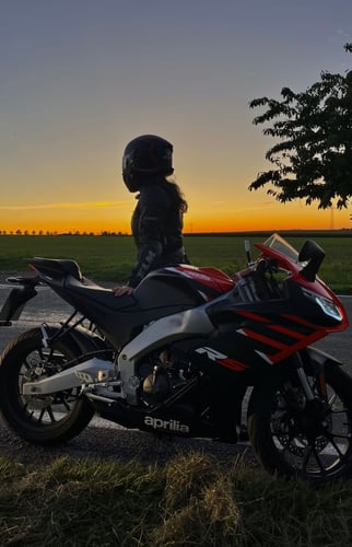 AIFS Storytellerin Lina vor ihrer Ausreise als Au Pair in die USA mit ihrem Motorrad