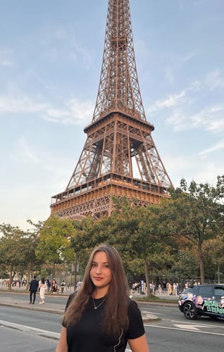 AIFS Storytellerin Lina vor ihrer Ausreise als Au Pair in die USA in Paris