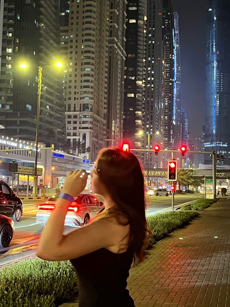 AIFS Storytellerin Lina vor ihrer Ausreise als Au Pair in die USA in einer Stadt