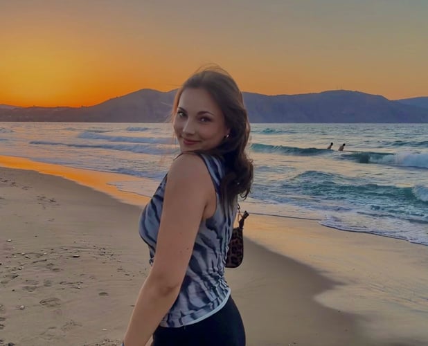 AIFS Storytellerin Lina vor ihrer Ausreise als Au Pair in die USA an einem Strand