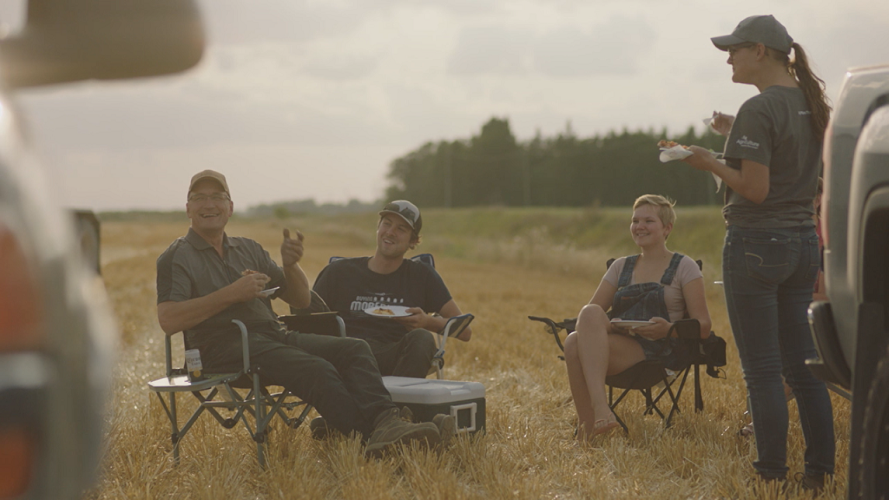 aifs-kanada-farmwork-feld-personen-grillen