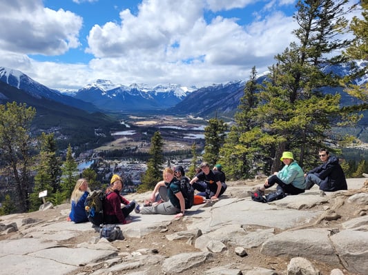 aifs-freiwilligenarbeit-kanada-banff-national-park-arbeit-personen-pause-berg