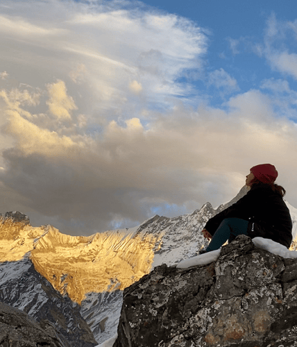 ugc-freiwilligenarbeit-Nepal Teaching-Renovation-Samirac-Person-berge