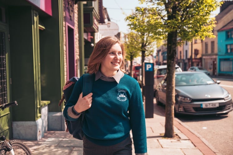 schüleraustausch-irland-person-rucksack-schulweg