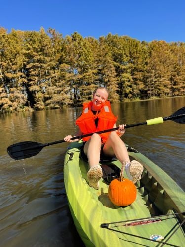 Lara beim Kanufahren während des Auslandsjahres in den USA mit AIFS