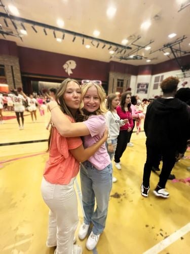 Lara in einer Turnhalle beim Schüleraustausch in den USA mit AIFS