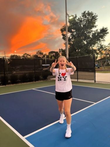 Lara auf dem Sportplatz während des Schüleraustauschs in den USA mit AIFS