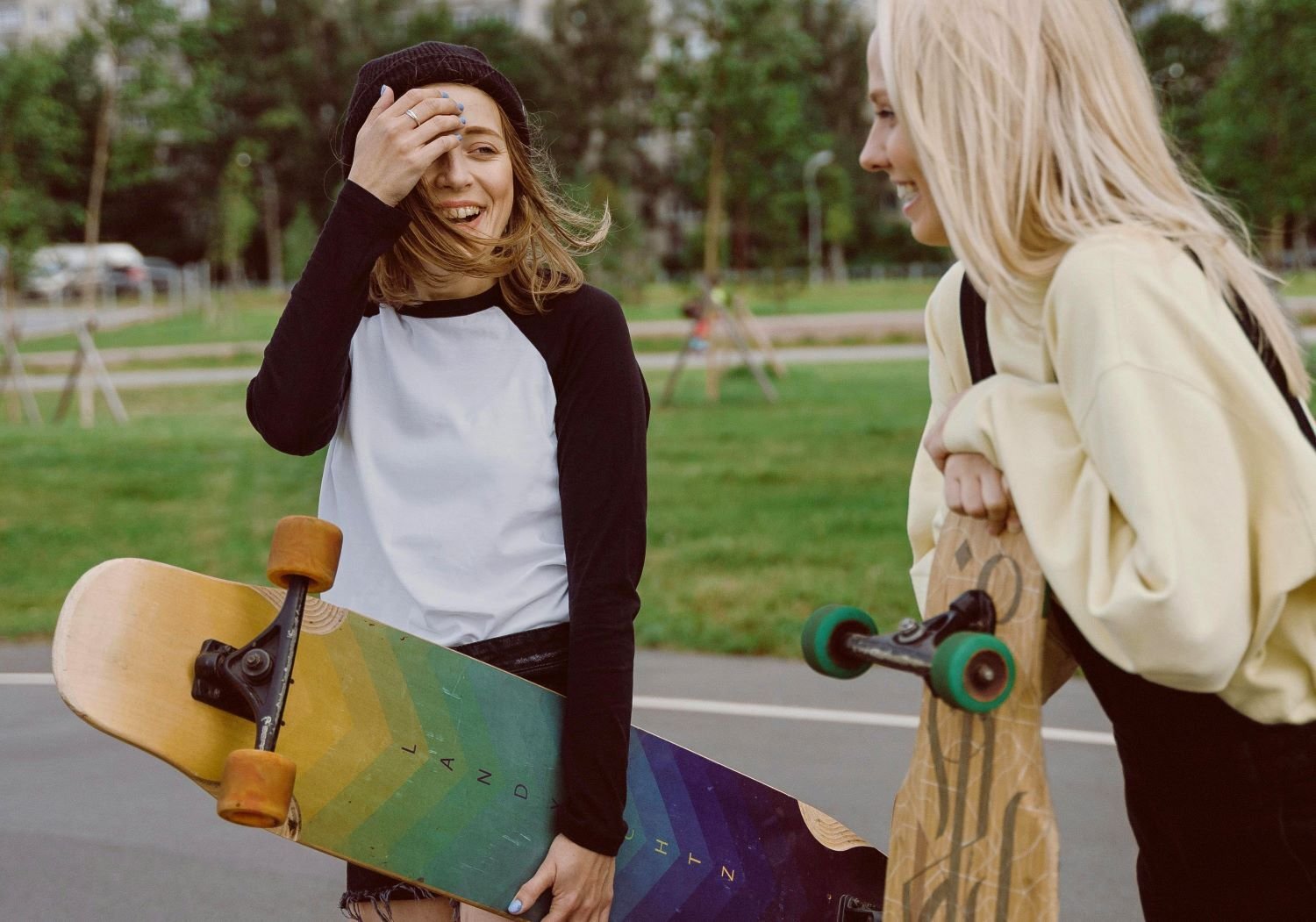 Schülerin während eines High School Aufenthaltes mit Skateboard