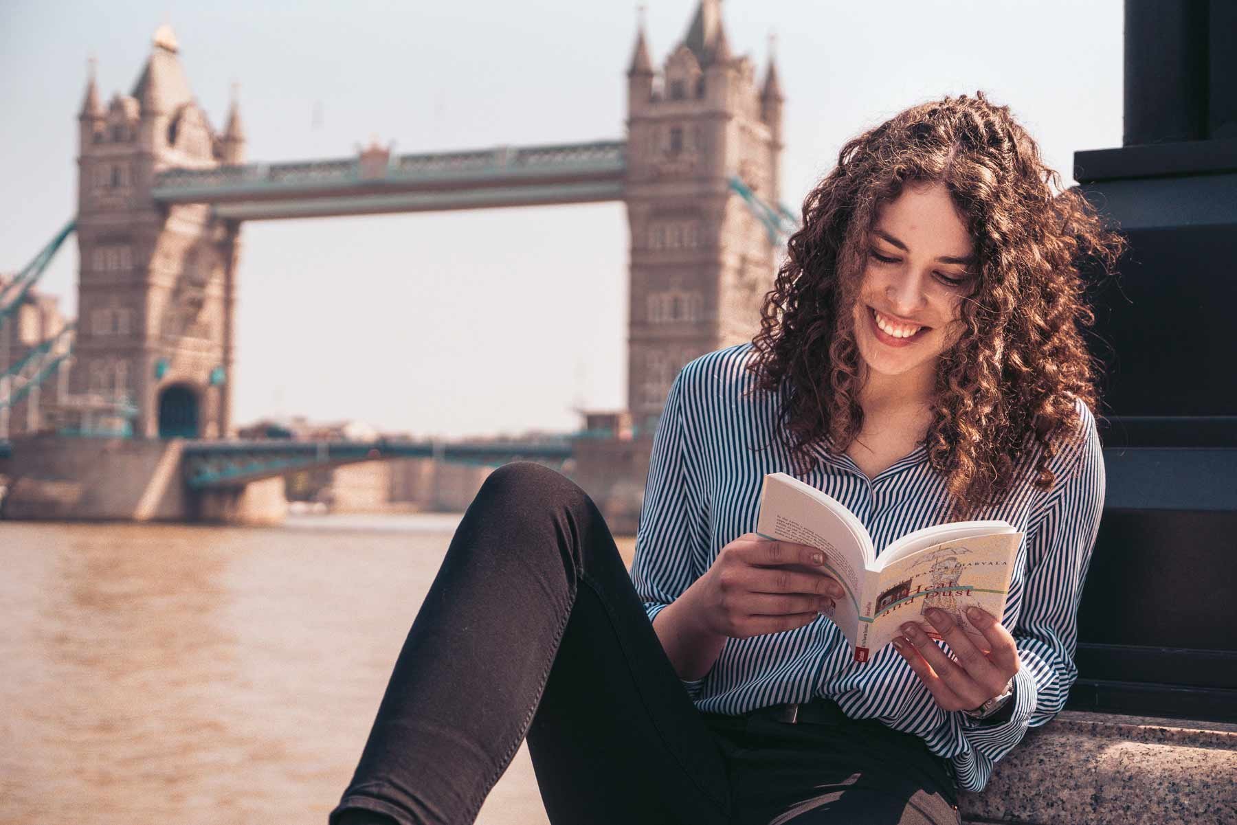 Eine Auslandsstudentin liest ein Buch während ihres Sprachaufenthaltes in England