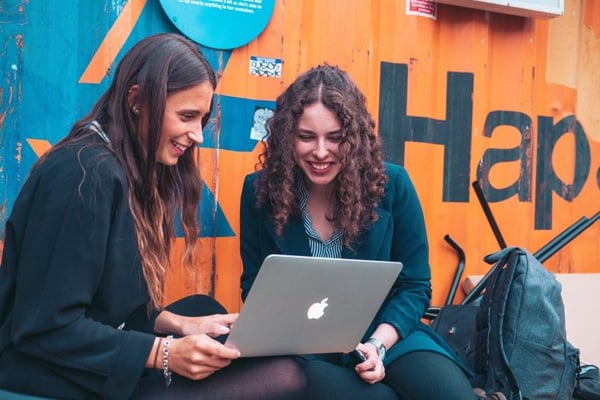 Zwei Personen mit einem Laptop in London während ihres Auslandssemester mit AIFS