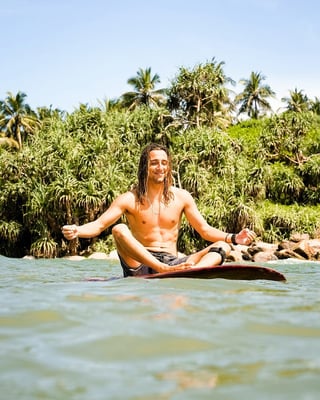 aifs-surfcamp-srilanka-person-surfbrett-meditation-partnerfotos