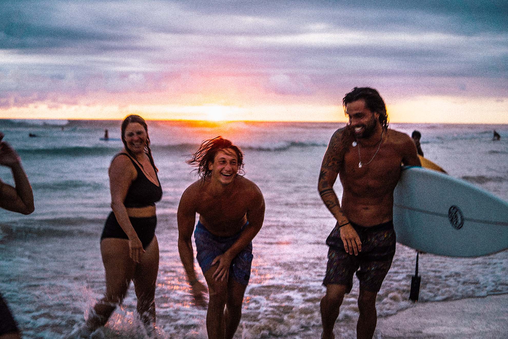aifs-surfcamps-sri-lanka-freunde-strand-Sonnenuntergang
