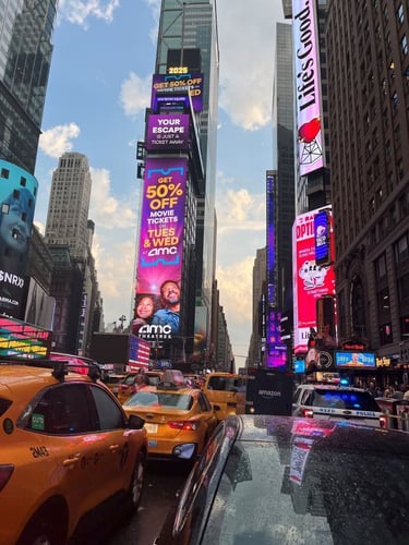 Blick auf Leuchtreklame am Times Square in New York in den USA