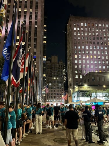 Eine Gruppe Teilnehmender des AIFS Programms Schüleraustausch in den USA am Rockefeller Center während ihrer Orientation Days in New York
