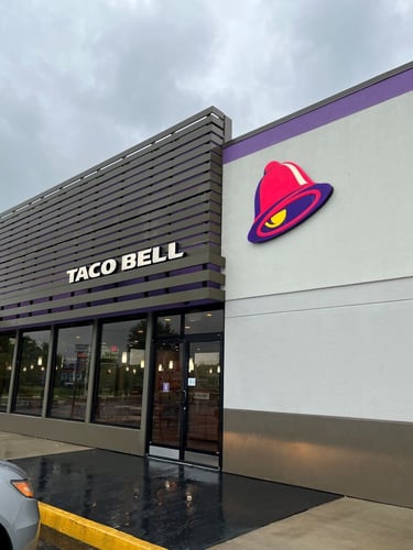 Ein Eingang zu einem Restaurant der Fastfoodkette Taco Bell in den USA