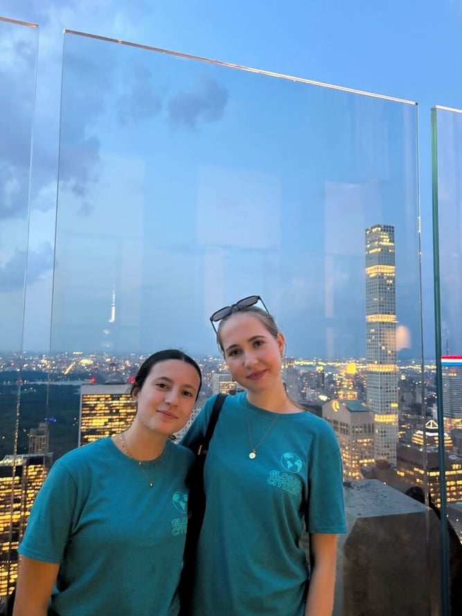 Zwei Teilnehmerinnen am AIFS Programm Schüleraustausch in den USA während der Orientation Days auf der Aussichtsplattform Top of the Rock in New York