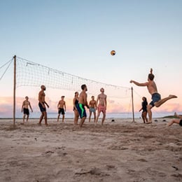 aifs-australien-adventure-trip-sport-strands-beach-volleyball-sonnen-untergang-quadratischr-1024x1024