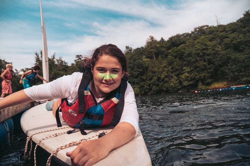 aifs-camp-america-person-kind-camper-wassersport-surfbrett